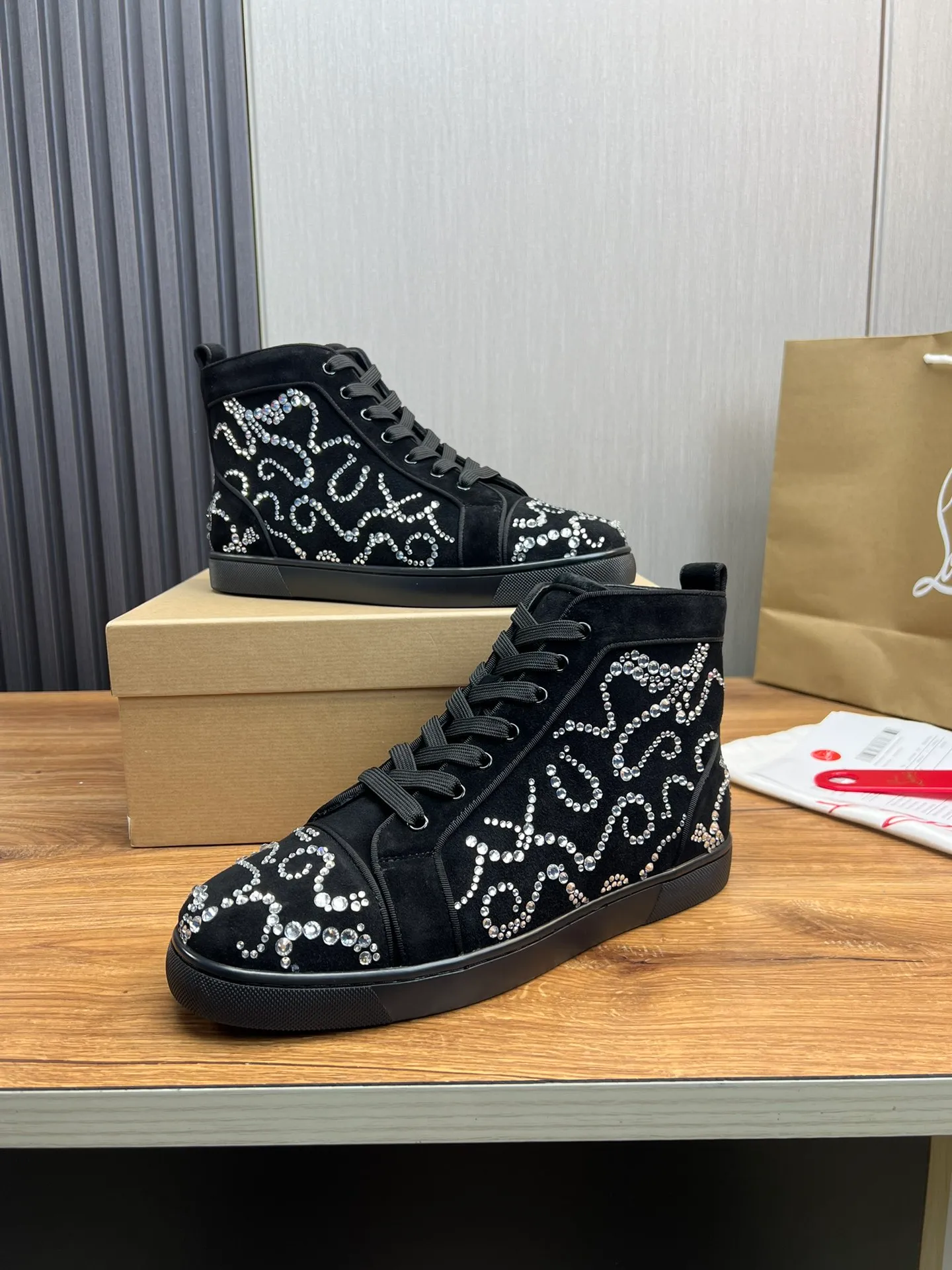 Men's shoes 💰740💰 CL popular red-soled boots 🆑 1:1 original mold, Christian* Louboutin, imported cow velvet hot rhinestones + water-dyed cowhide lining, original outsole ⬆️ wear-resistant and non-slip, full set of counter packaging 🎁38-45 (customized for 45, non-refundable)